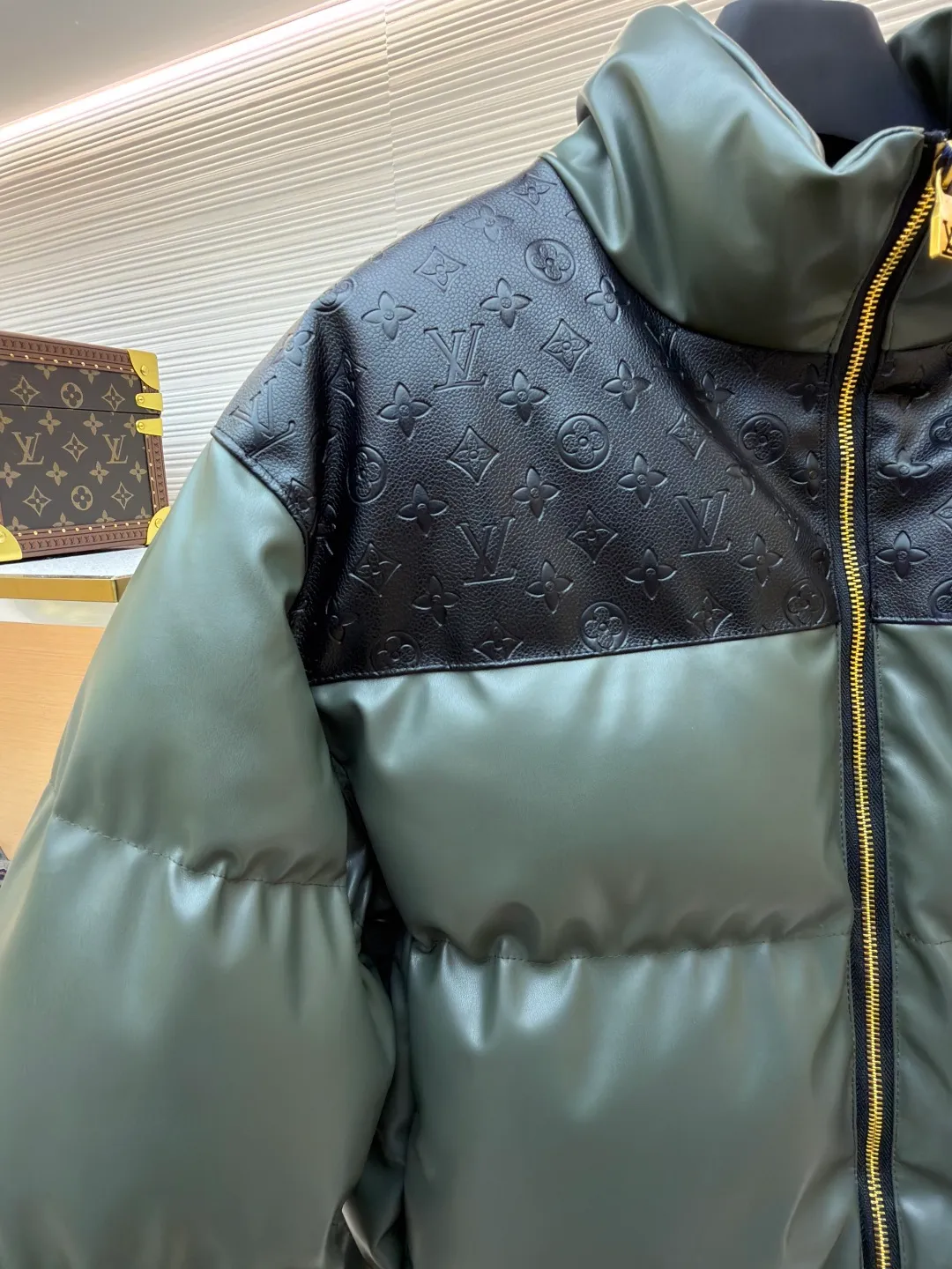 LOUIS VUITTON embossed splicing down jacket ●Original version: purchased and developed at 39599 ●Item number: 1682246-D35 ●Fabric: cotton fabric ●Technology: embossed production ●Version: fitted version ●Weight: about 1455 grams ●Size: 46-48-50-52 ●Description: This Louis Vuitton color-blocked down jacket is made with high-end craftsmanship. The main body of the jacket is made of high-grade artificial leather with a matte texture. It has been treated with water-repellent treatment and softened and polished multiple times. It has a delicate touch and is wrinkle-resistant. The shoulders and collar are spliced with black leather embossed with the classic Monogram pattern. The embossing process is hot-pressed with a precise temperature-controlled mold. The pattern has a uniform depth and a three-dimensional outline, restoring the brand's iconic elements. The filling layer adopts the golden ratio of 90% white goose down and 10% feathers. It is manually filled through the divided down filling process. The amount of down in each grid is precisely controlled to ensure that the warmth and fluffiness are evenly distributed. The metal zipper is made of custom-made brass and has been treated with gold-plated anti-oxidation treatment. The zipper teeth have high tightness and smooth pulling. The neckline is cut with a stand-up collar, which is fixed with three-dimensional stitching technology. The overall stitching adopts double-needle overlocking technology. The stitching is fine and flat, taking into account durability and light luxury texture. The details show the brand's ingenious craftsmanship. The overall wiring is straight and delicate, the fabric is comfortable and soft, and the color is consistent without color difference. It can be matched with the same style to create a fashionable look and control various occasions. Customized accessories, complete with three standards, same style for men and women!